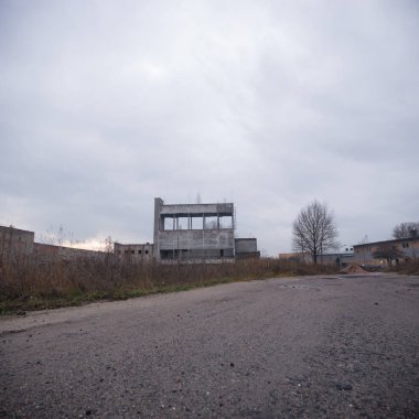 Çok kirlenmiş endüstriyel bir fabrikanın kalıntıları, sanayi serisi.