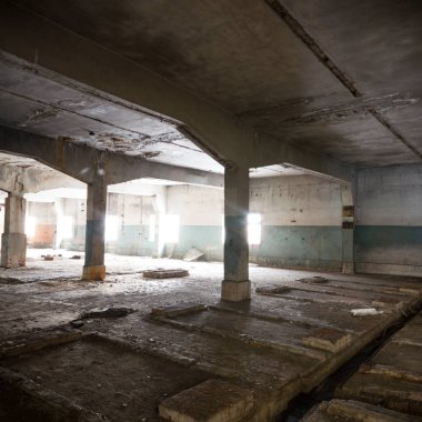 Çok kirlenmiş endüstriyel bir fabrikanın kalıntıları, sanayi serisi.