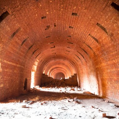 Çok kirlenmiş endüstriyel bir fabrikanın kalıntıları, sanayi serisi.