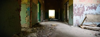 Çok kirlenmiş endüstriyel bir fabrikanın kalıntıları, sanayi serisi.