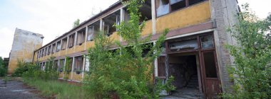 Çok kirlenmiş endüstriyel bir fabrikanın kalıntıları, sanayi serisi.