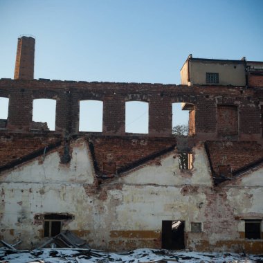 Çok kirlenmiş endüstriyel bir fabrikanın kalıntıları, sanayi serisi.