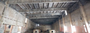 Çok kirlenmiş endüstriyel bir fabrikanın kalıntıları, sanayi serisi.