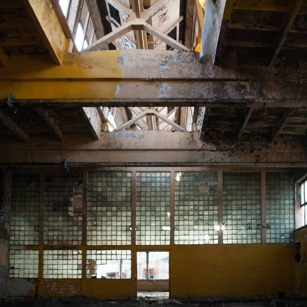 Çok kirlenmiş endüstriyel bir fabrikanın kalıntıları, sanayi serisi.