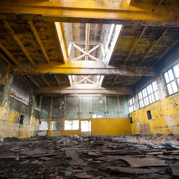 工业系列污染严重的工厂的废墟 — 图库照片
