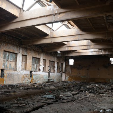 Çok kirlenmiş endüstriyel bir fabrikanın kalıntıları, sanayi serisi.