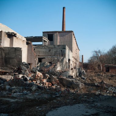 Çok kirlenmiş endüstriyel bir fabrikanın kalıntıları, sanayi serisi.