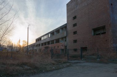Çok kirlenmiş endüstriyel bir fabrikanın kalıntıları, sanayi serisi.