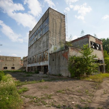Çok kirlenmiş endüstriyel bir fabrikanın kalıntıları, sanayi serisi.