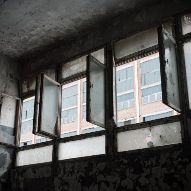 Çok kirlenmiş endüstriyel bir fabrikanın kalıntıları, sanayi serisi.