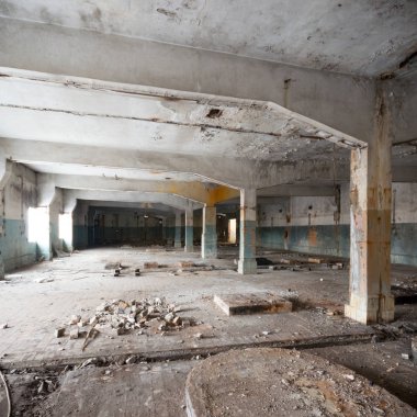 Çok kirlenmiş endüstriyel bir fabrikanın kalıntıları, sanayi serisi.