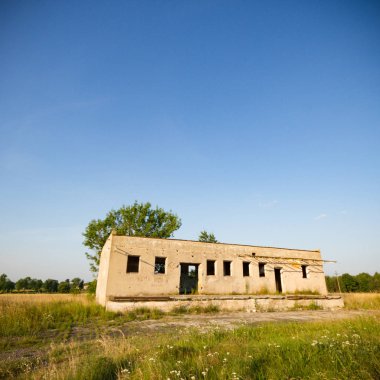 Çok kirlenmiş endüstriyel bir fabrikanın kalıntıları, sanayi serisi.