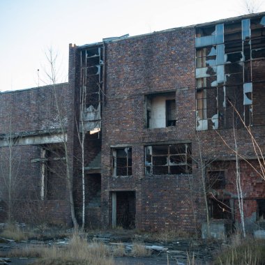 Çok kirlenmiş endüstriyel bir fabrikanın kalıntıları, sanayi serisi.