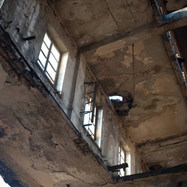 Çok kirlenmiş endüstriyel bir fabrikanın kalıntıları, sanayi serisi.