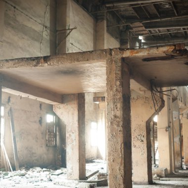 Çok kirlenmiş endüstriyel bir fabrikanın kalıntıları, sanayi serisi.