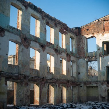 Çok kirlenmiş endüstriyel bir fabrikanın kalıntıları, sanayi serisi.