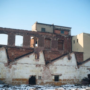 Çok kirlenmiş endüstriyel bir fabrikanın kalıntıları, sanayi serisi.