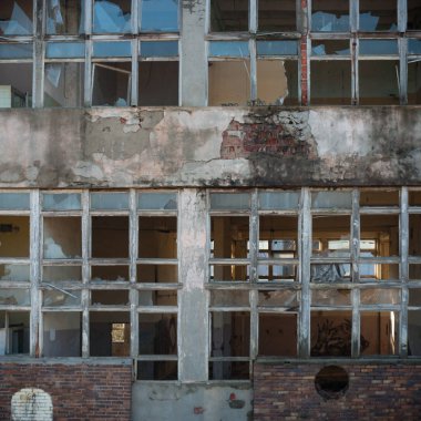 Terk edilmiş eski bir fabrika binasının geniş açılı görüntüsü
