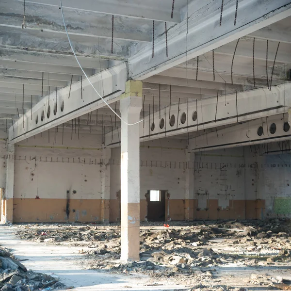 Çok kirlenmiş endüstriyel bir fabrikanın kalıntıları, sanayi serisi.