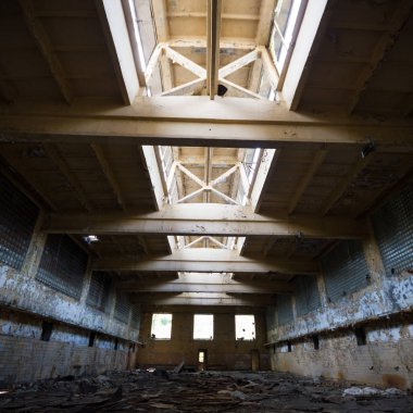 Çok kirlenmiş endüstriyel bir fabrikanın kalıntıları, sanayi serisi.