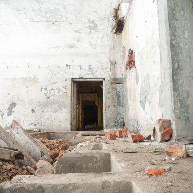 Çok kirlenmiş endüstriyel bir fabrikanın kalıntıları, sanayi serisi.