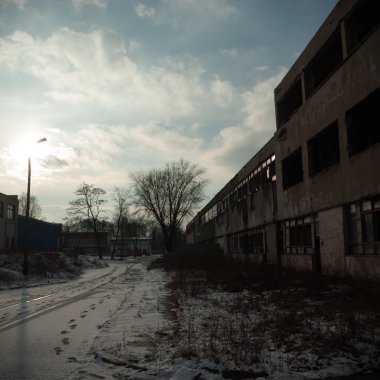 Çok kirlenmiş endüstriyel bir fabrikanın kalıntıları, sanayi serisi.