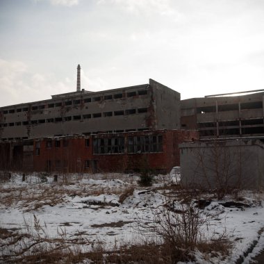 Çok kirlenmiş endüstriyel bir fabrikanın kalıntıları, sanayi serisi.