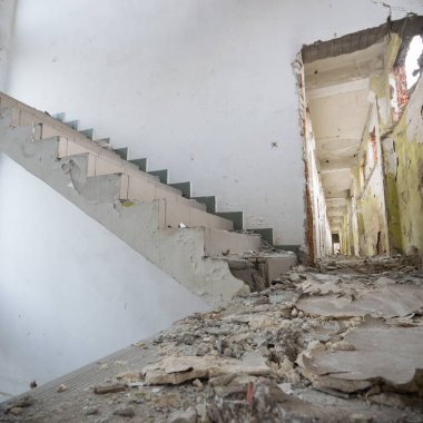 Çok kirlenmiş endüstriyel bir fabrikanın kalıntıları, sanayi serisi.