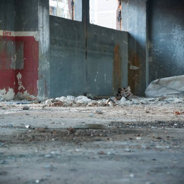 Çok kirlenmiş endüstriyel bir fabrikanın kalıntıları, sanayi serisi.