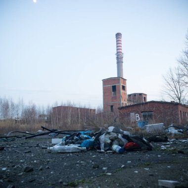 Çok kirlenmiş endüstriyel bir fabrikanın kalıntıları, sanayi serisi.