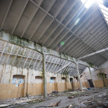 Çok kirlenmiş endüstriyel bir fabrikanın kalıntıları, sanayi serisi.