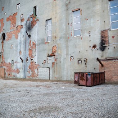 Çok kirlenmiş endüstriyel bir fabrikanın kalıntıları, sanayi serisi.