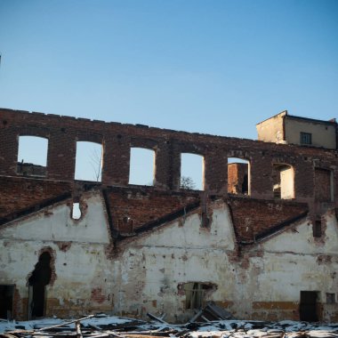 Çok kirlenmiş endüstriyel bir fabrikanın kalıntıları, sanayi serisi.