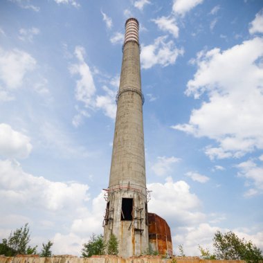 Çok kirlenmiş endüstriyel bir fabrikanın kalıntıları, sanayi serisi.