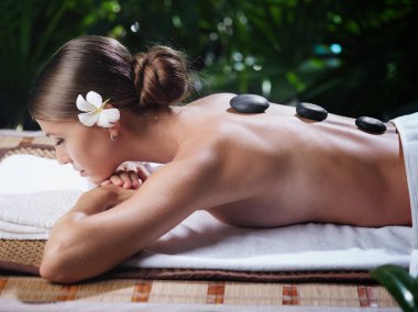 Kaplıca ortamında genç ve güzel bir kadının portresi