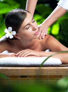 Kaplıca ortamında genç ve güzel bir kadının portresi.  