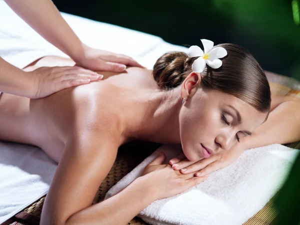 Kaplıca ortamında genç ve güzel bir kadının portresi.  