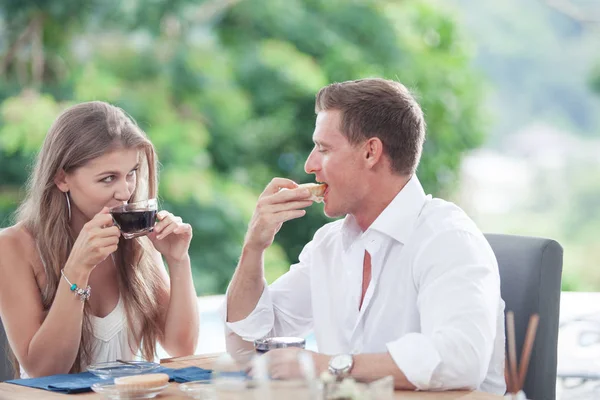 夏の環境で朝食を持っている素敵な若いカップルの肖像画 — ストック写真