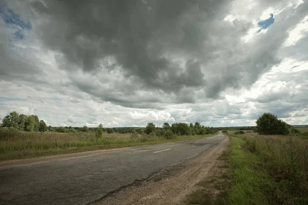 Панорамный Вид Жаркую Летнюю Дорогу Русской Сельской Местности — стоковое фото