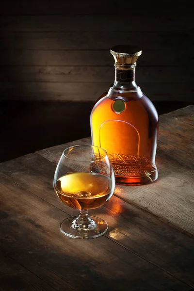 Weergave Van Glas Met Whisky Een Fles Opzij Kleur Achtergrond — Stockfoto