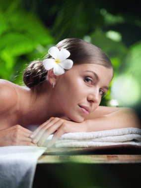 Kaplıca ortamında genç ve güzel bir kadının portresi.  