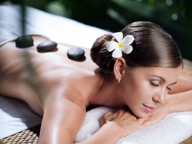 Kaplıca ortamında genç ve güzel bir kadının portresi