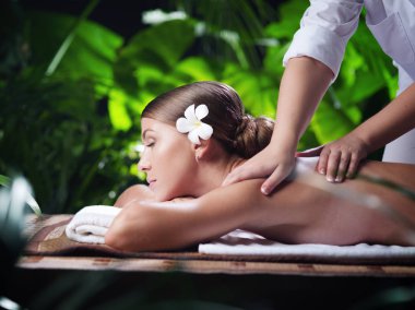 Kaplıca ortamında genç ve güzel bir kadının portresi.  