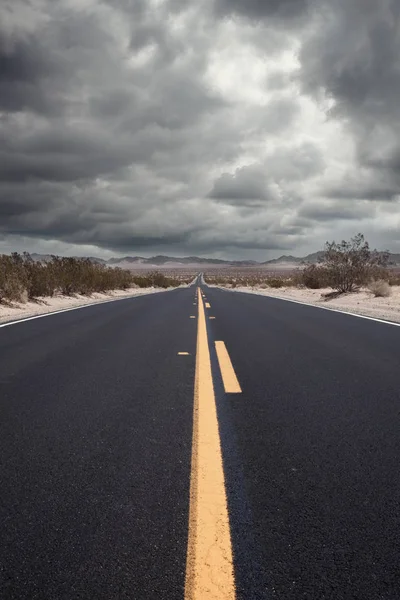 Vista Panorámica Calurosa Carretera Verano Través Del Desierto Nevada —  Fotos de Stock