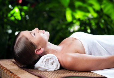 Kaplıca ortamında genç ve güzel bir kadının portresi.  