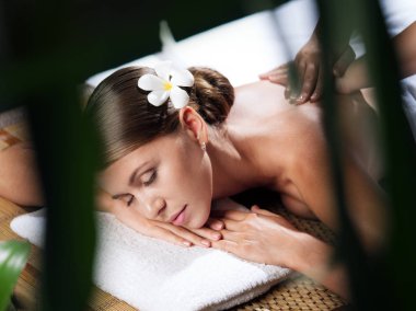 Kaplıca ortamında genç ve güzel bir kadının portresi.  