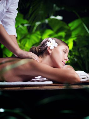 Kaplıca ortamında genç ve güzel bir kadının portresi