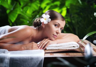 Kaplıca ortamında genç ve güzel bir kadının portresi.  