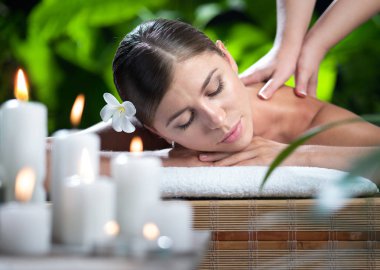 Kaplıca ortamında genç ve güzel bir kadının portresi.  