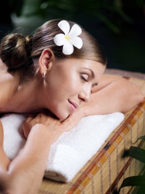 Kaplıca ortamında genç ve güzel bir kadının portresi.  